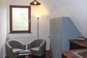 a room with two chairs and a table and a window at Dat Huuske in Gerdau