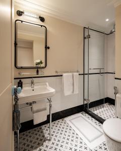 ジャカルタにある2BR Cozy City View CBD Sudirman Park Apartment Positano House Designの洗面台とシャワー付きのバスルーム