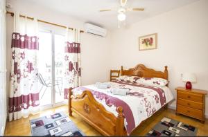 a bedroom with a bed and a window at Casa Vera in Torrevieja +29 photos