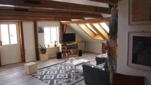 a living room with a couch and a tv at Im Juchhe in Peiting