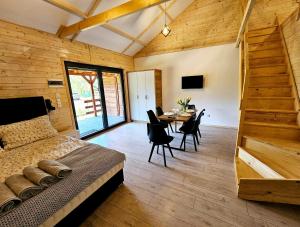 una camera da letto con un letto e un tavolo con sedie di Family Resort Powidz a Powidz