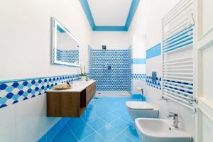 Koupelna v ubytování Sirenuse Home & Suites + 29 fotografií