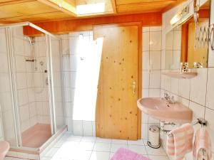 Kúpeľňa v ubytovaní Apartment in Bramberg am Wildkogel with balcony