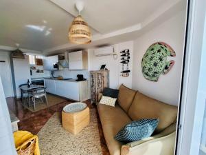 salon z kanapą i kuchnią w obiekcie Casas 349h Amerador playa El Campello w mieście El Campello