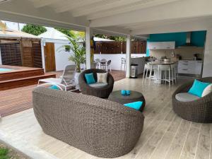 salon z dwiema kanapami i kuchnią w obiekcie Villa Bleue des Sables hypercentre marina plage w mieście Saint-François