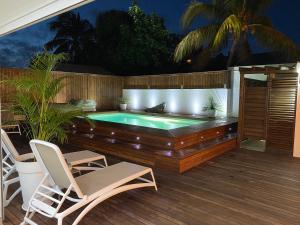 basen na tarasie z 2 krzesłami w obiekcie Villa Bleue des Sables hypercentre marina plage w mieście Saint-François