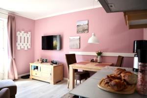 TV a/nebo společenská místnost v ubytování Ferienwohnung Dünennest