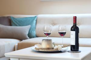 a bottle of wine and two glasses on a table at Haus am Park Wohnung Nr6 in Spiekeroog