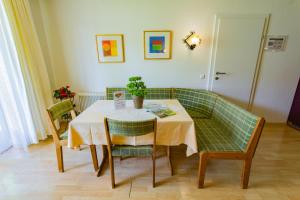 ラムサウ・アム・ダッハシュタインにあるSoldanella 8 by Alpenidyll Apartmentsのテーブルとソファのあるダイニングルーム