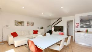 ein Wohnzimmer mit einer weißen Couch und einem Tisch in der Unterkunft Vilar Do Jardim 49 - CD 209, Cleverdetails in Vilamoura