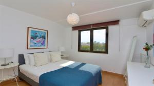 ein Schlafzimmer mit einem Bett und einem Fenster in der Unterkunft Vilar Do Jardim 49 - CD 209, Cleverdetails in Vilamoura + 18 Fotos