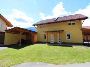 dom z dużym podwórkiem przed nim w obiekcie Luxurious Chalet in Kötschach-Mauthen near Ski Area w mieście Kötschach