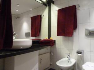 ヴィンターベルクにあるAmadeoのバスルーム(洗面台、トイレ、鏡付)