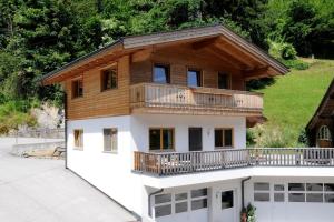 dom z balkonem na górze w obiekcie Maries Ferienhaus MAY-100 w Mayrhofen