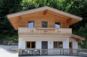 dom z balkonem na górze w obiekcie Maries Ferienhaus MAY-100 w Mayrhofen