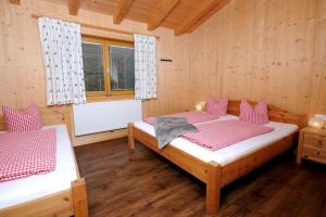 Łóżko lub łóżka w pokoju w obiekcie Maries Ferienhaus MAY-100