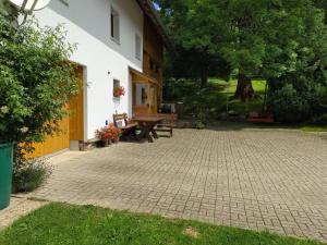 Un patio con una mesa de picnic al lado de un edificio. en Sommerruhe, en Titisee-Neustadt 4 fotos más