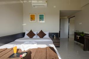 Saavi Suites客房内的一张或多张床位