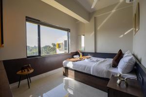 Saavi Suites客房内的一张或多张床位