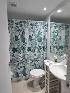 a bathroom with a toilet and a sink and a mirror at Departamento en el Tabo Parquemar 4 in El Tabo