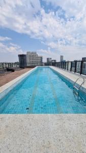 Bazén v ubytování Lindo Studio na Frente do Shopping Eldorado Completo! nebo v jeho okolí