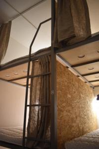 Letto o letti a castello in una camera di SLEEP STUDIO Hostel