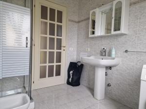 A bathroom at Appartamento Divino Tramonto