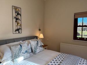 Postel nebo postele na pokoji v ubytování Cottage 474 - Kylemore