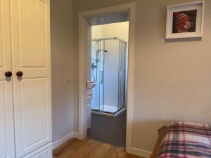 Postel nebo postele na pokoji v ubytování Cottage 474 - Kylemore
