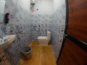 une salle de bain avec toilettes et lavabo dans l'établissement Blackberry Resort Pushkar - Nature with Pool, à Pushkar