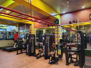 马图拉Premium Hotel Aarav Grand - Mathura Central - 5 Min distance from Railway Station的拥有多台跑步机和健身器材的健身房
