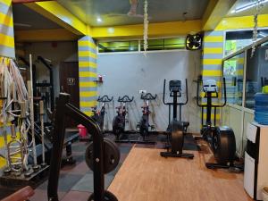 Premium Hotel Aarav Grand - Mathura Central - 5 Min distance from Railway Station的健身中心和/或健身设施