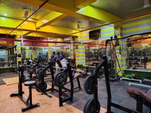 Premium Hotel Aarav Grand - Mathura Central - 5 Min distance from Railway Station的健身中心和/或健身设施
