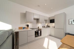 Η κουζίνα ή μικρή κουζίνα στο Harbour Lookout, Luxury Family Apt, Sea View and Terrace, 2 Bedrooms,1 Bathroom, Parking