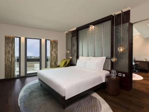 Postel nebo postele na pokoji v ubytování Pullman New Delhi Aerocity