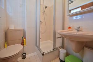 Et badeværelse på FeWo Mardus Nr 45 - Sol Mare + 4 billeder