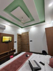 Premium Hotel Aarav Grand - Mathura Central - 5 Min distance from Railway Station的电视和/或娱乐中心