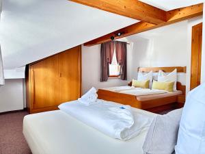pokój hotelowy z 2 łóżkami i kanapą w obiekcie Ferienwohnung Vesna & Alex w mieście Elmen