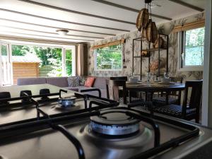 Posezení v ubytování Gemoderniseerd gezellig chalet bij het bos