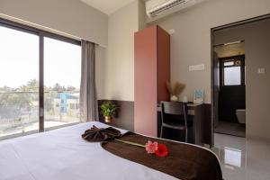 Saavi Suites客房内的一张或多张床位