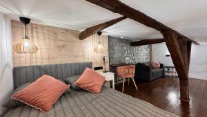 una sala de estar con una cama y un sofá en LOFT in the CITY CENTER by KOBIELA APARTMENTS, en Katowice