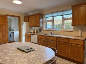 une cuisine avec une table avec un livre dessus dans l'établissement Cottage 467 - Kilkerrin, à Ardmore