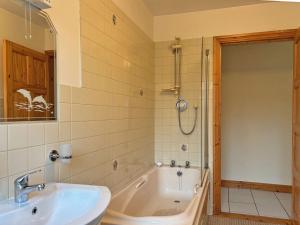 une salle de bain avec une baignoire et un lavabo et une baignoire dans l'établissement Cottage 467 - Kilkerrin, à Ardmore 23 autres photos