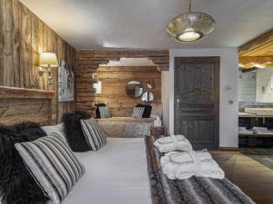 Kuchyňa alebo kuchynka v ubytovaní Chalet élégant à Courchevel Le Praz avec spa, cheminée et services inclus - FR-1-568-35