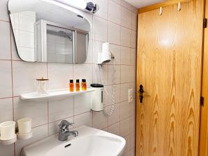 łazienka z umywalką i lustrem w obiekcie Ferienwohnung Vesna & Alex w mieście Elmen +37 zdjęć