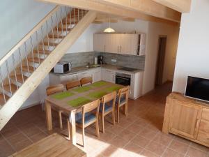 Η κουζίνα ή μικρή κουζίνα στο Ferienhaus Nr 17A3, Feriendorf Hagbügerl, Bayr Wald