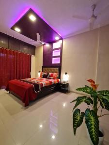 Postel nebo postele na pokoji v ubytování 4BHK Vrindavan Bungalows By BookMyBungalow