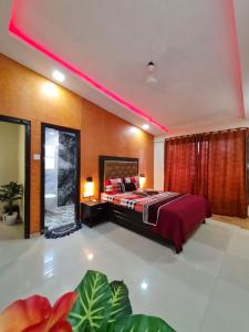 Postel nebo postele na pokoji v ubytování 4BHK Vrindavan Bungalows By BookMyBungalow + 19 fotografií