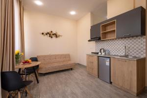 Eldhús eða eldhúskrókur á Horizon Hotel Yerevan