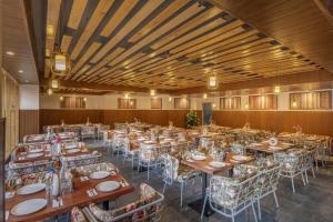 Restoran või mõni muu söögikoht majutusasutuses Echor Himalayan Heights Manali